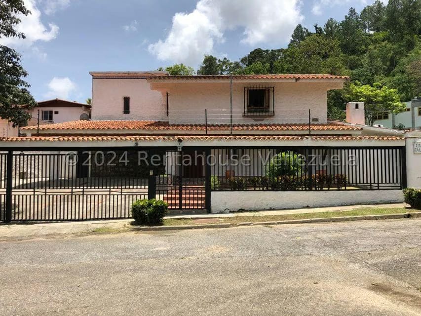 Casa (1 Nivel) en Alquiler en Prados del Este, Distrito Metropolitano - 2