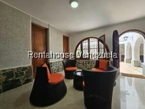 Casa (Multipes Niveles) en Venta en Cumbres de Curumo, Distrito Metropolitano - 61