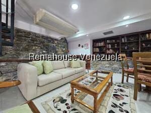 Casa (Multipes Niveles) en Venta en Cumbres de Curumo, Distrito Metropolitano - 70
