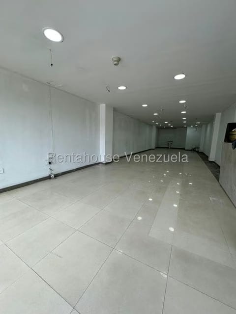 Comercial (Local Comercial) en Alquiler en La Trinidad, Distrito Metropolitano - 4
