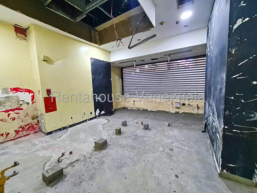 Comercial (Local Comercial) en Alquiler en Los Dos Caminos, Distrito Metropolitano - 2