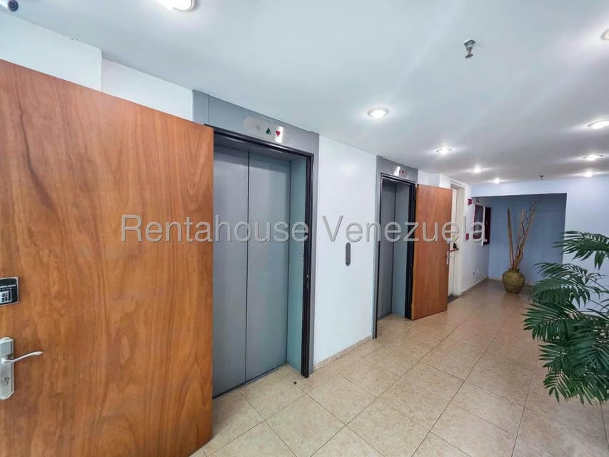 Comercial (Oficina) en Alquiler en Los Dos Caminos, Distrito Metropolitano - 2