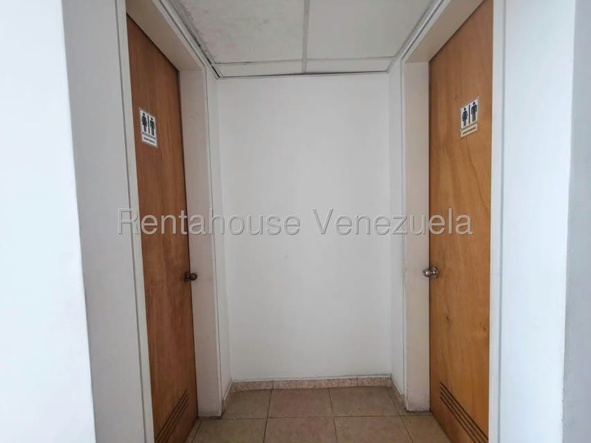 Comercial (Oficina) en Alquiler en Los Dos Caminos, Distrito Metropolitano - 10