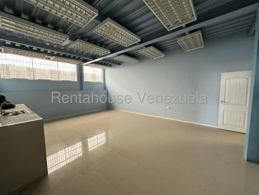 Comercial (Galpon - Deposito) en Venta en Zona Industrial 2, Lara - 18