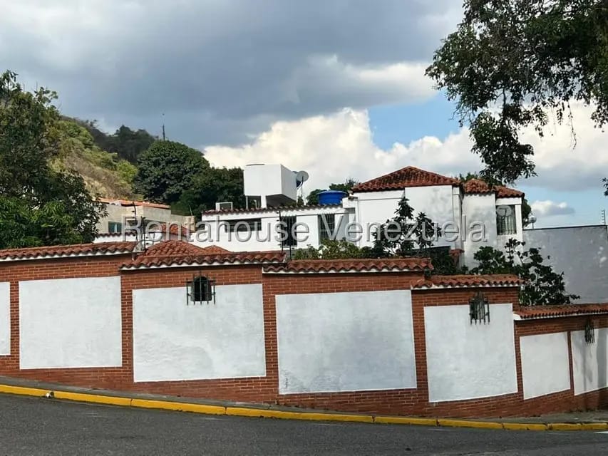 Casa (Duplex) en Venta en Prados del Este, Distrito Metropolitano