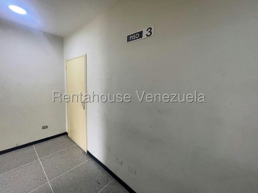 Comercial (Industrial) en Alquiler en La Urbina, Distrito Metropolitano - 2