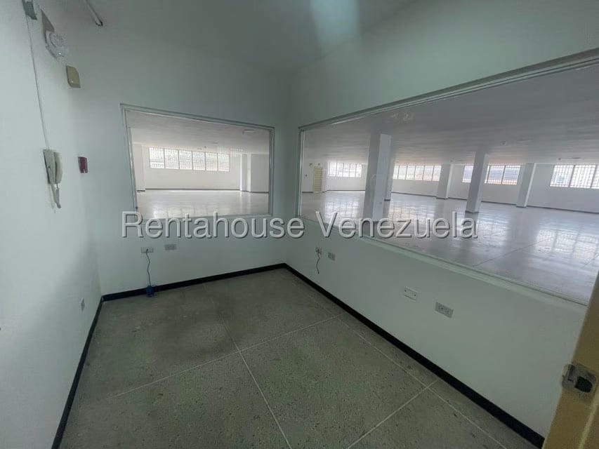 Comercial (Industrial) en Alquiler en La Urbina, Distrito Metropolitano - 9