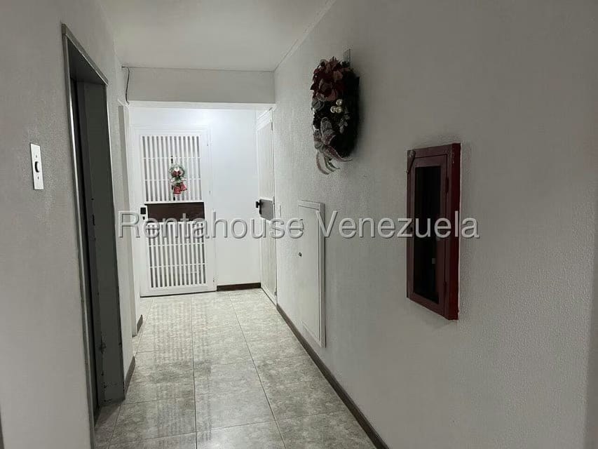 Apartamento (1 Nivel) en Alquiler en El Cigarral, Distrito Metropolitano - 2