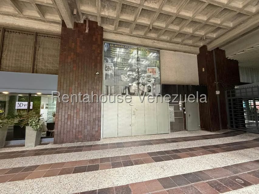 Comercial (Local Comercial) en Alquiler en Los Dos Caminos, Distrito Metropolitano - 2