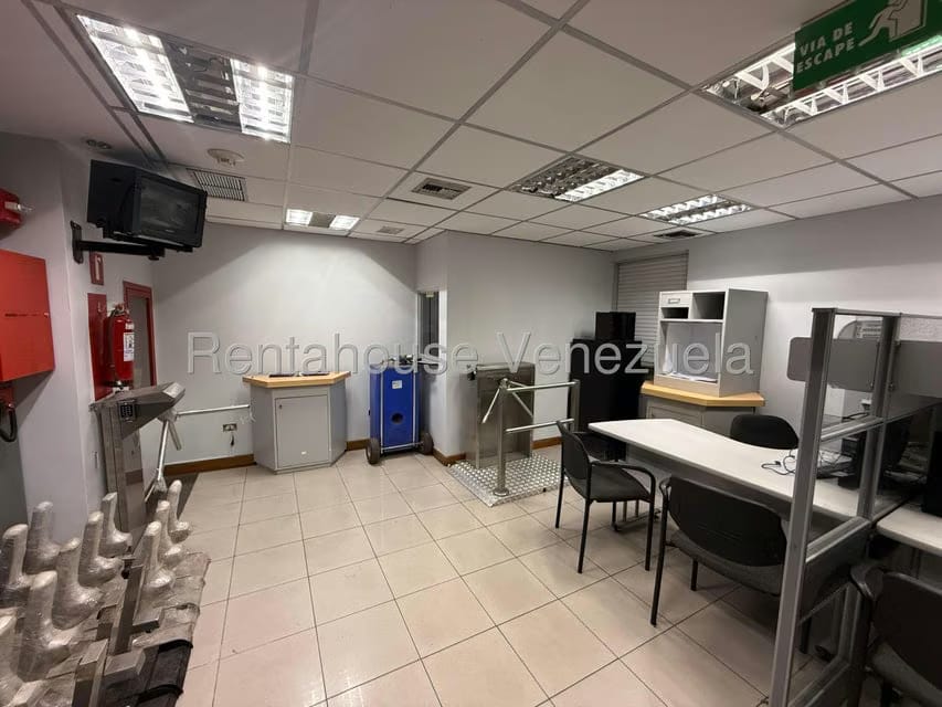 Comercial (Local Comercial) en Alquiler en Los Dos Caminos, Distrito Metropolitano - 12