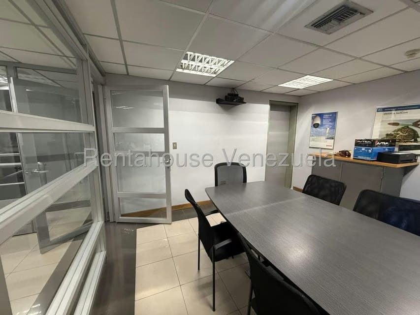 Comercial (Local Comercial) en Alquiler en Los Dos Caminos, Distrito Metropolitano - 20