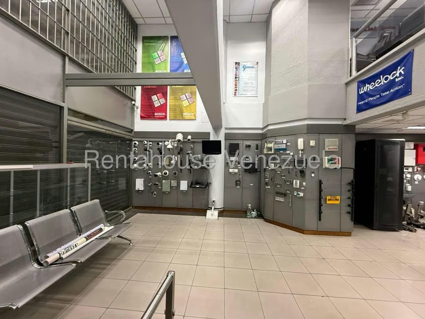 Comercial (Local Comercial) en Alquiler en Los Dos Caminos, Distrito Metropolitano - 3