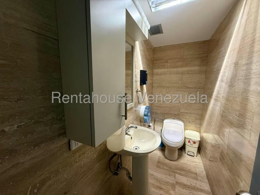 Comercial (Local Comercial) en Alquiler en Los Dos Caminos, Distrito Metropolitano - 23