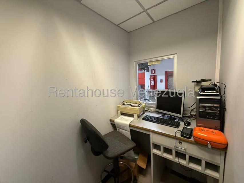 Comercial (Local Comercial) en Alquiler en Los Dos Caminos, Distrito Metropolitano - 28