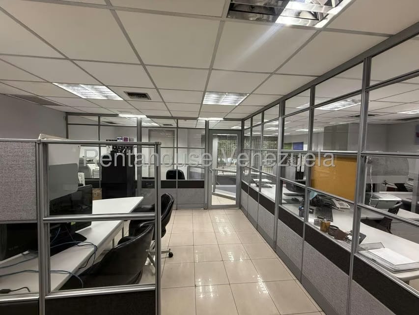 Comercial (Local Comercial) en Alquiler en Los Dos Caminos, Distrito Metropolitano - 8