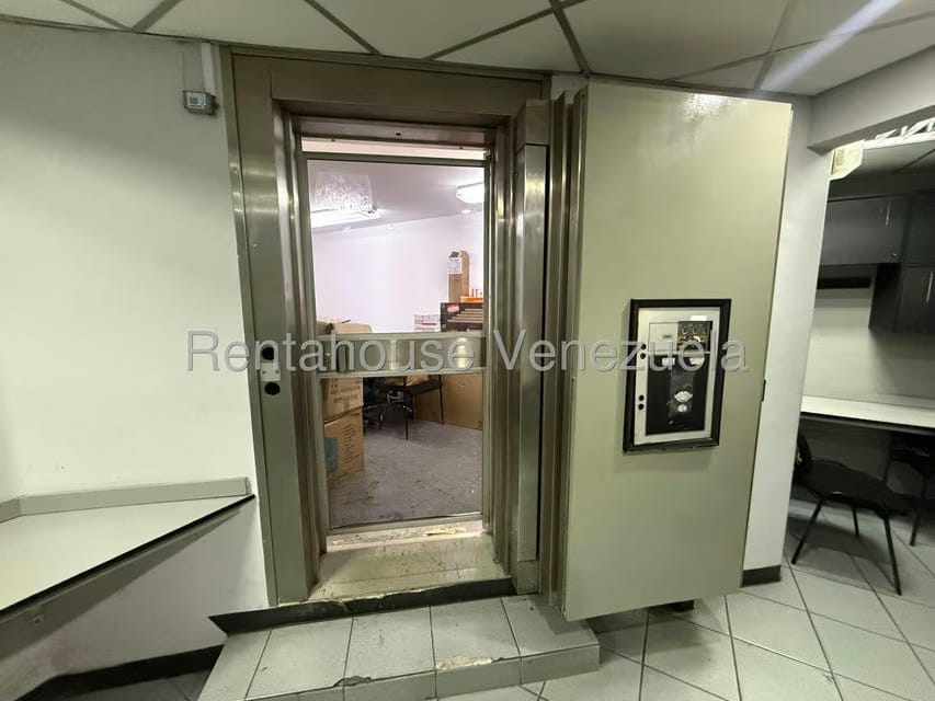 Comercial (Local Comercial) en Alquiler en Los Dos Caminos, Distrito Metropolitano - 10