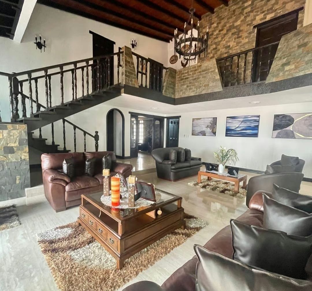 Hermosa Casa en Venta Prados Del Este.