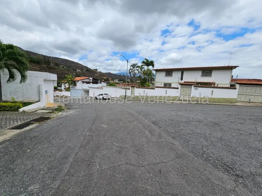 Casa (Multipes Niveles) en Venta en Prados del Este, Distrito Metropolitano - 51