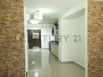 Townhouse en Alquiler de 3 niveles en Camino de Tarabana