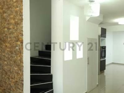 Townhouse en Alquiler de 3 niveles en Camino de Tarabana - 3