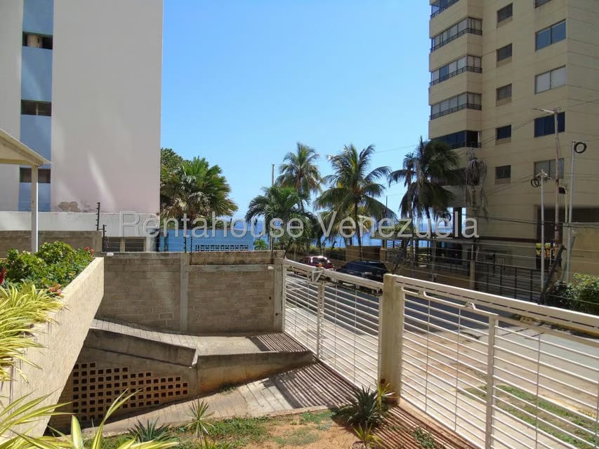 Apartamento (1 Nivel) en Venta en Playa Grande, Vargas - 2