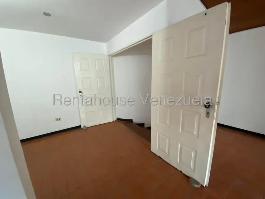 Casa (1 Nivel) en Venta en Prados del Este, Distrito Metropolitano - 16