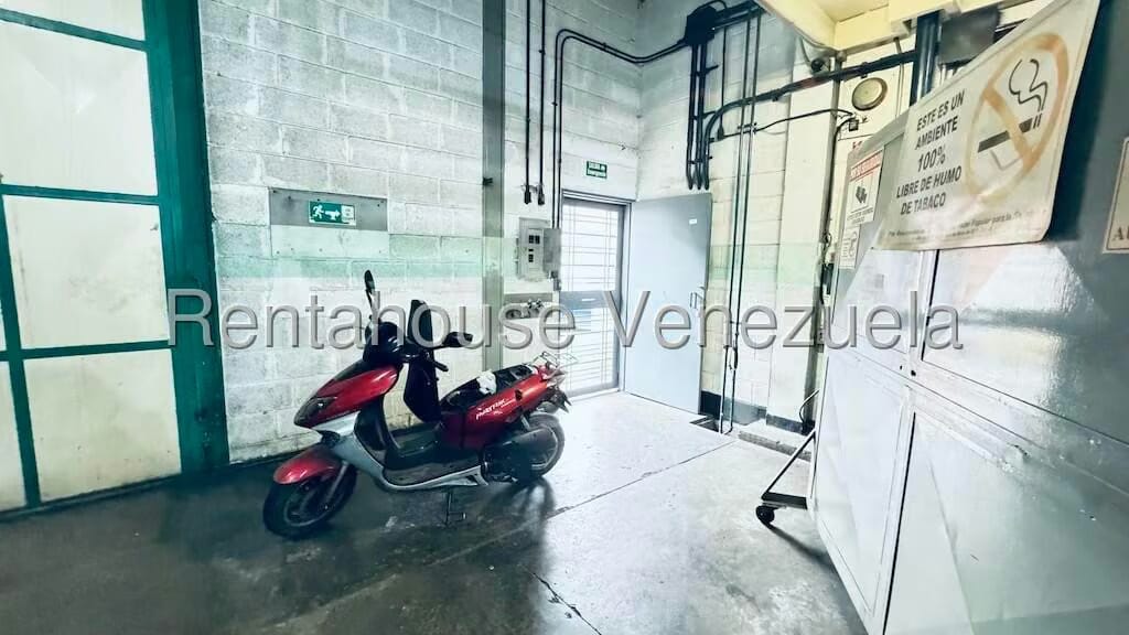 Comercial (Galpon - Deposito) en Venta en Sarria, Distrito Metropolitano - 2