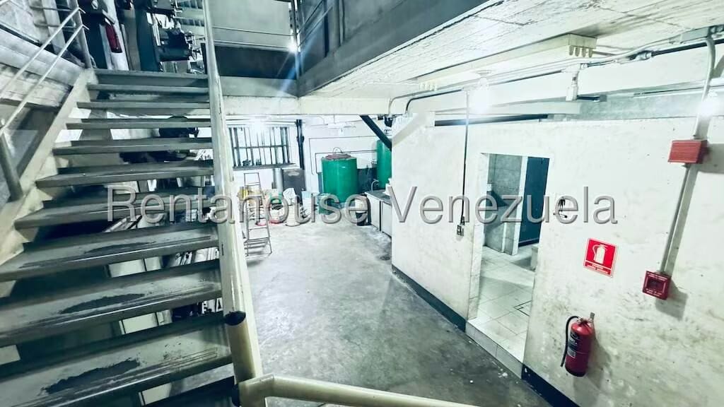 Comercial (Galpon - Deposito) en Venta en Sarria, Distrito Metropolitano - 32