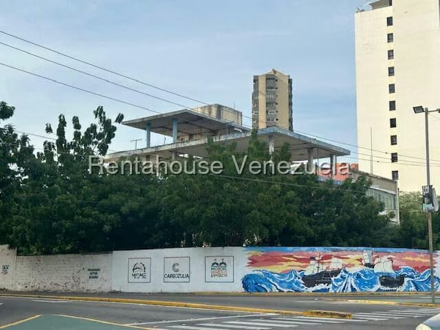 Terreno (Comercial) en Venta en Avenida El Milagro, Zulia