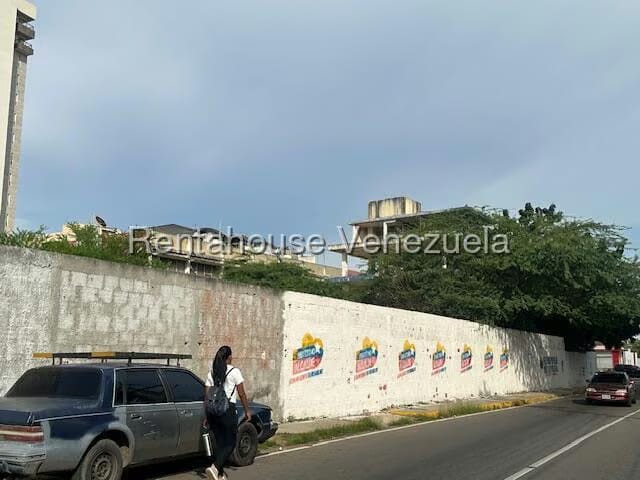Terreno (Comercial) en Venta en Avenida El Milagro, Zulia - 3