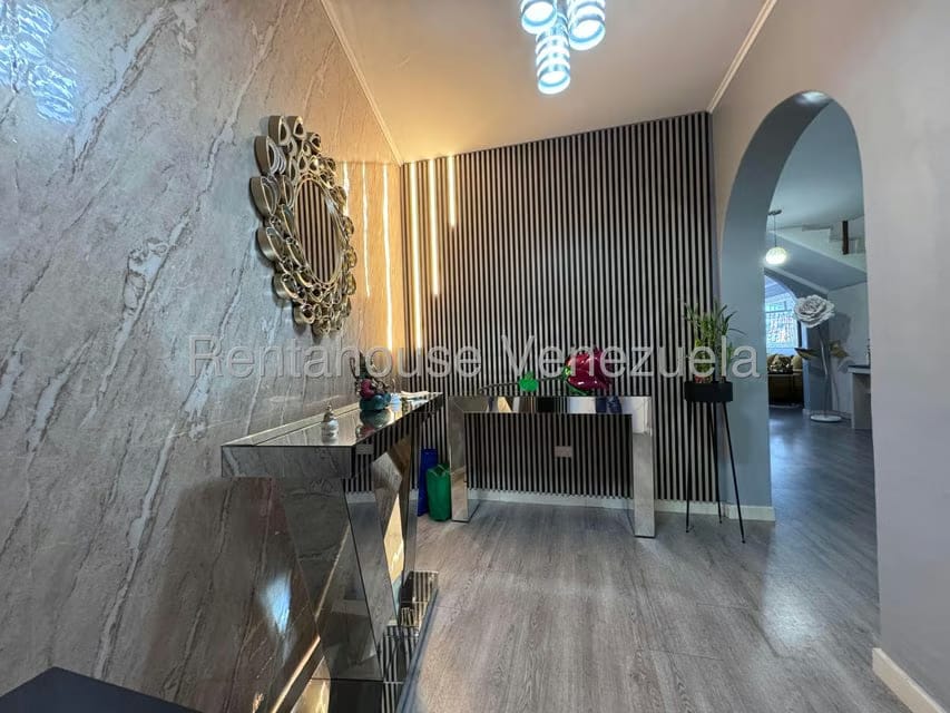 Casa (Multipes Niveles) en Venta en El Marques, Distrito Metropolitano - 2