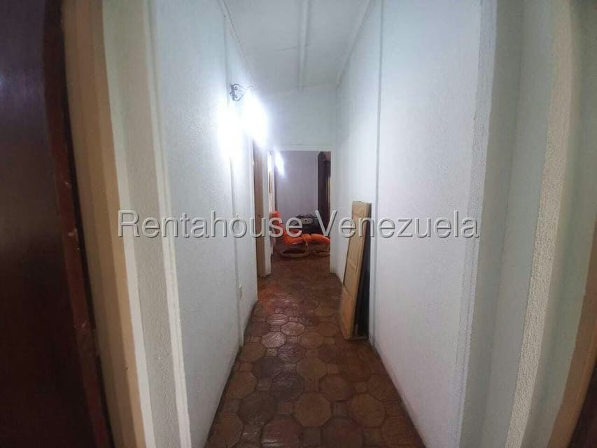 Casa (1 Nivel) en Venta en Avenida Principal Cecilio Acosta, Miranda - 14