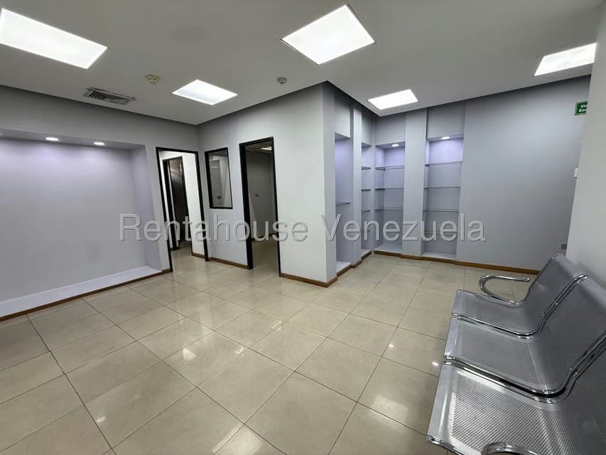 Comercial (Local Comercial) en Alquiler en Los Cortijos de Lourdes, Distrito Metropolitano - 4