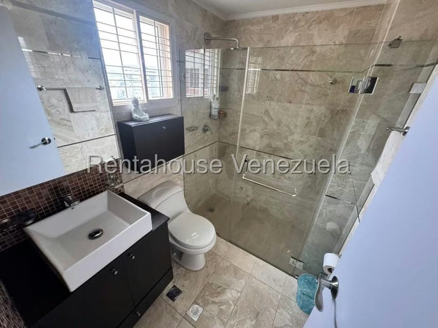 Apartamento (1 Nivel) en Venta en Colinas de Los Chaguaramos, Distrito Metropolitano - 25
