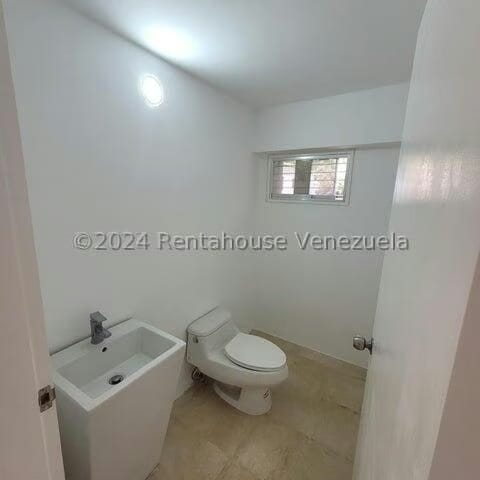 Casa (Multipes Niveles) en Alquiler en Cumbres de Curumo, Distrito Metropolitano - 28