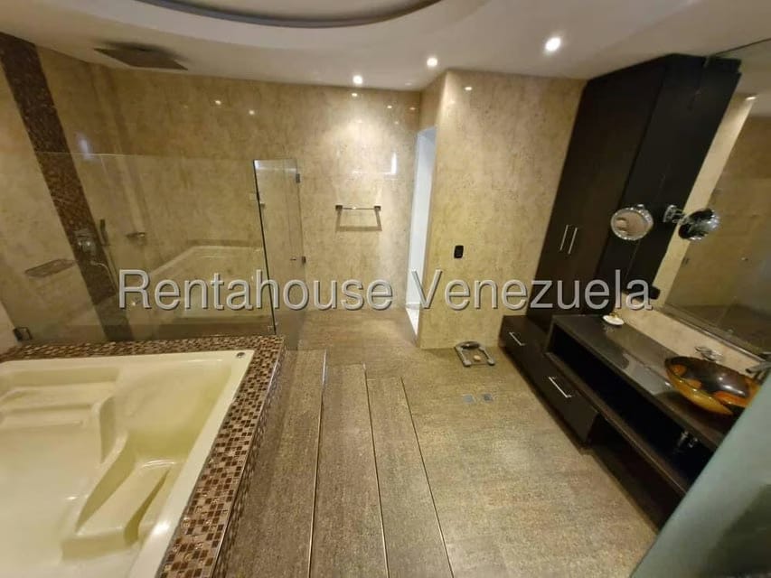Casa (Multipes Niveles) en Venta en Cumbres de Curumo, Distrito Metropolitano - 13