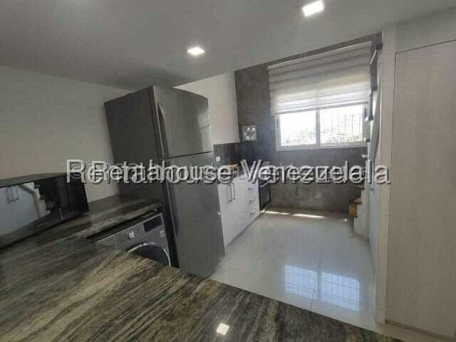 Apartamento (1 Nivel) en Alquiler en Lomas del Sol, Distrito Metropolitano - 4