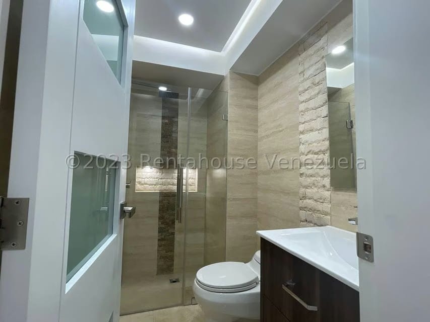 Apartamento (Duplex) en Venta en El Cigarral, Distrito Metropolitano - 38