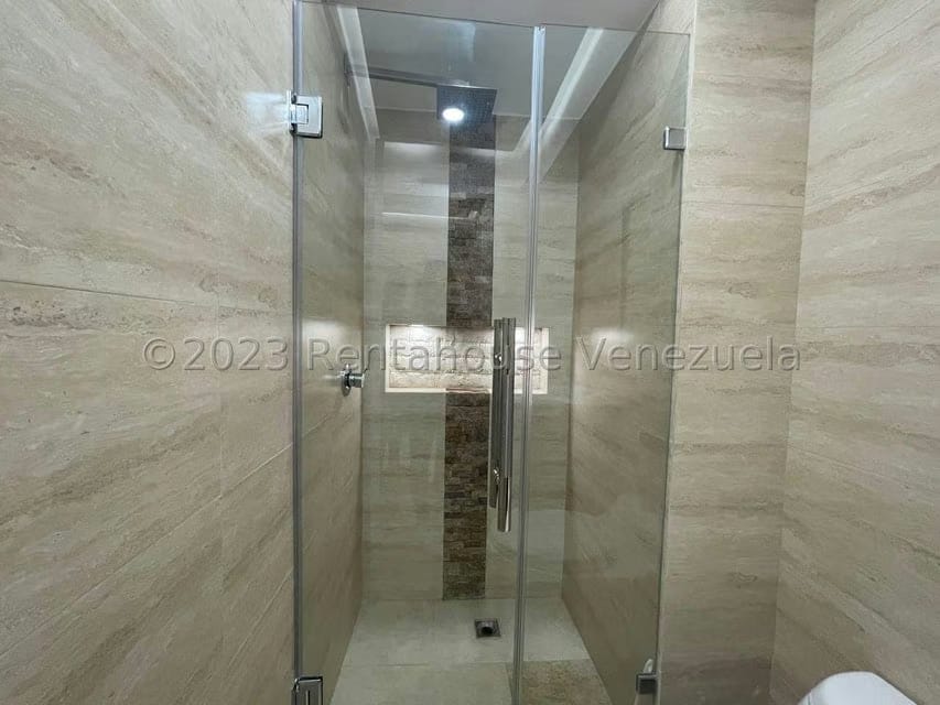 Apartamento (Duplex) en Venta en El Cigarral, Distrito Metropolitano - 40