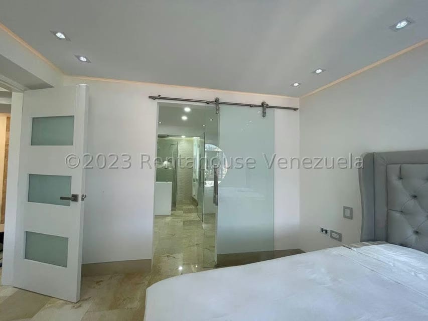 Apartamento (Duplex) en Venta en El Cigarral, Distrito Metropolitano - 56