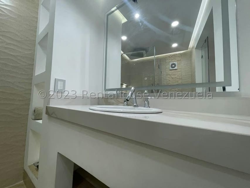 Apartamento (Duplex) en Venta en El Cigarral, Distrito Metropolitano - 59