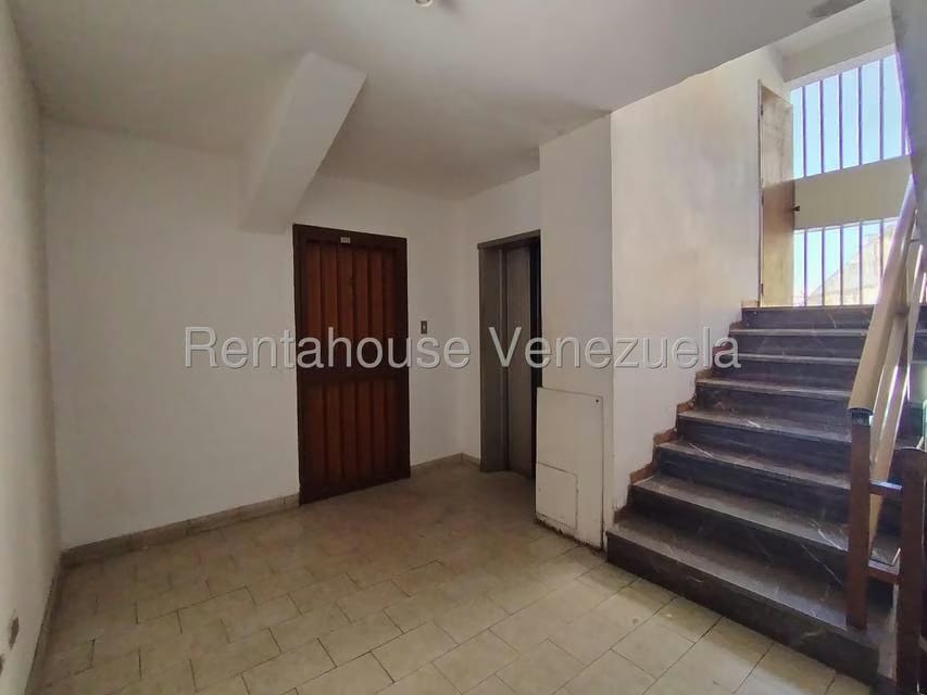 Apartamento (1 Nivel) en Venta en Avenida Bolivar, Aragua - 2