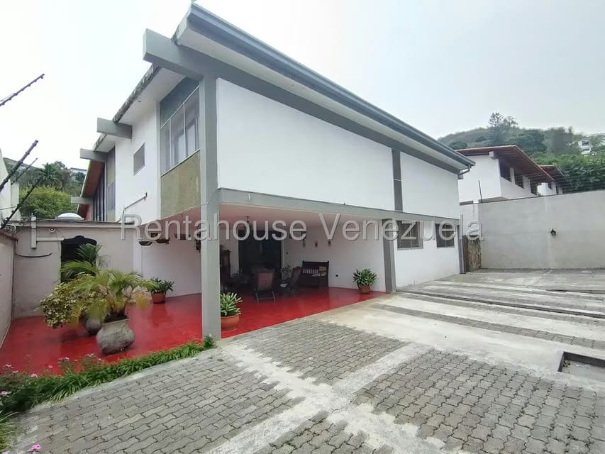 Casa (Multipes Niveles) en Venta en Prados del Este, Distrito Metropolitano