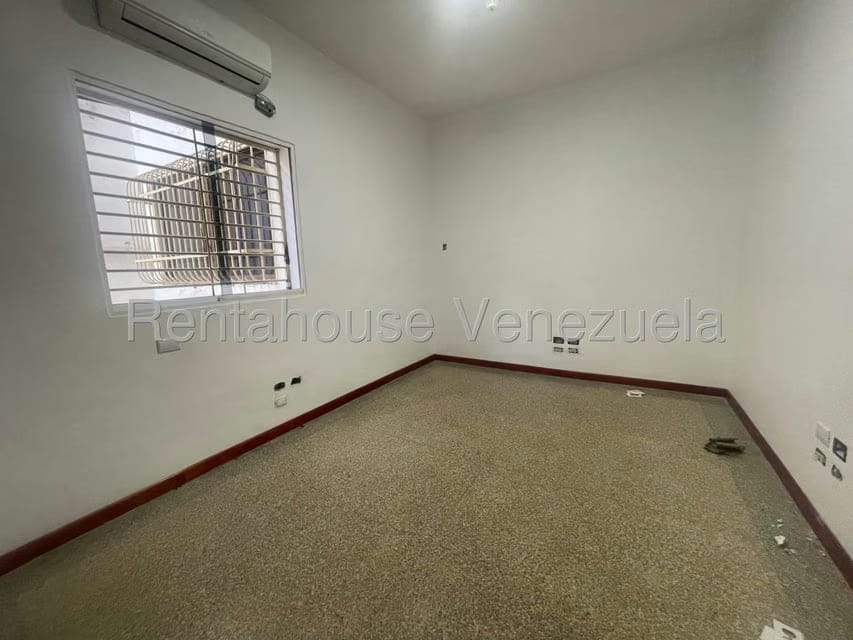 Comercial (Local Comercial) en Alquiler en Los Chaguaramos, Distrito Metropolitano - 11