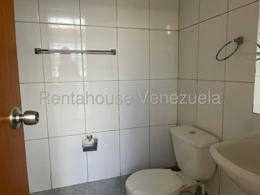 Comercial (Local Comercial) en Alquiler en Los Chaguaramos, Distrito Metropolitano - 4
