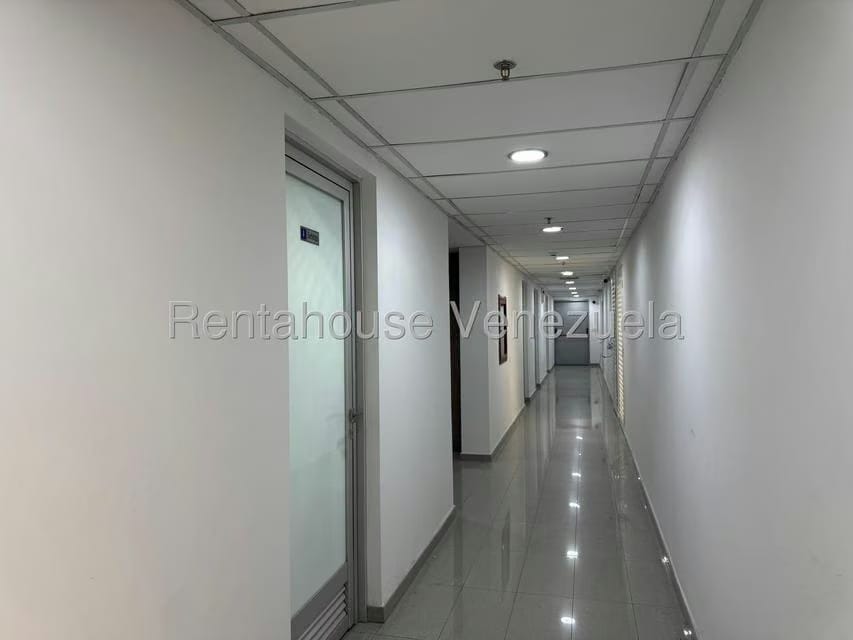 Comercial (Oficina) en Alquiler en Los Dos Caminos, Distrito Metropolitano - 12