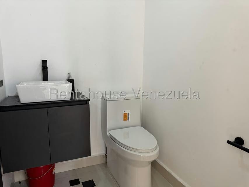 Comercial (Oficina) en Alquiler en Los Dos Caminos, Distrito Metropolitano - 9