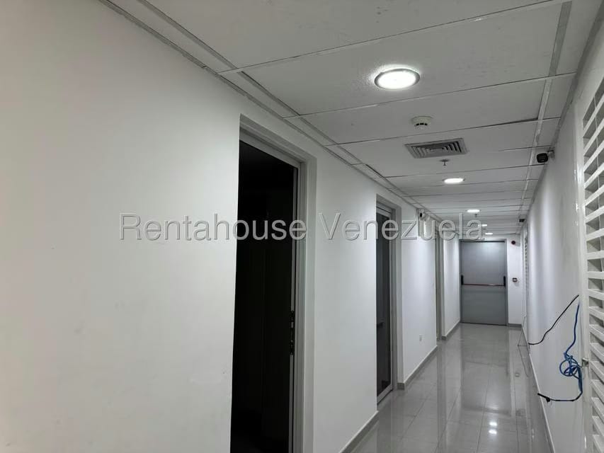 Comercial (Oficina) en Alquiler en Los Dos Caminos, Distrito Metropolitano - 10