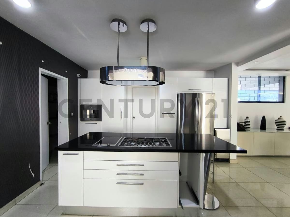 Residencia de 700 m² con vista panorámica al Ávila en Colinas de Los Chaguaramos - 16