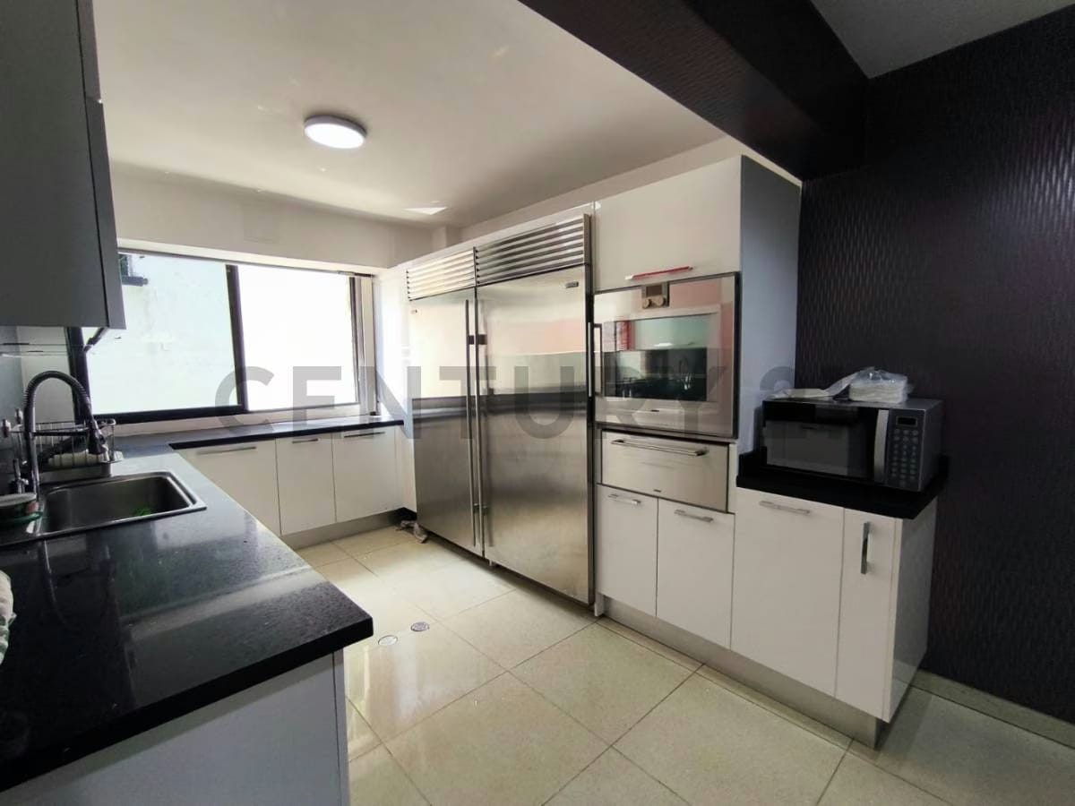 Residencia de 700 m² con vista panorámica al Ávila en Colinas de Los Chaguaramos - 17